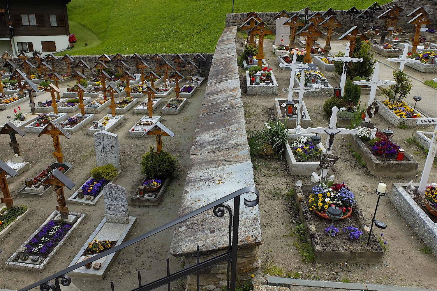 Cimetière unique en Suisse: à gauche, les mariès; à droite les célibataires!