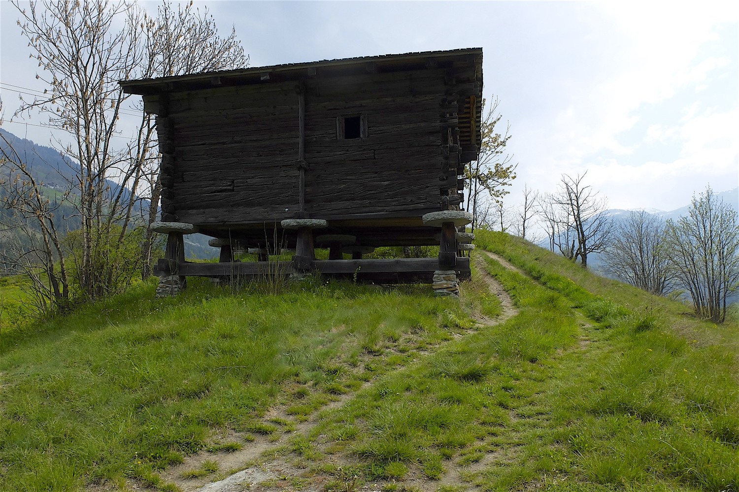 Raccord traditionnel sur pilotis.