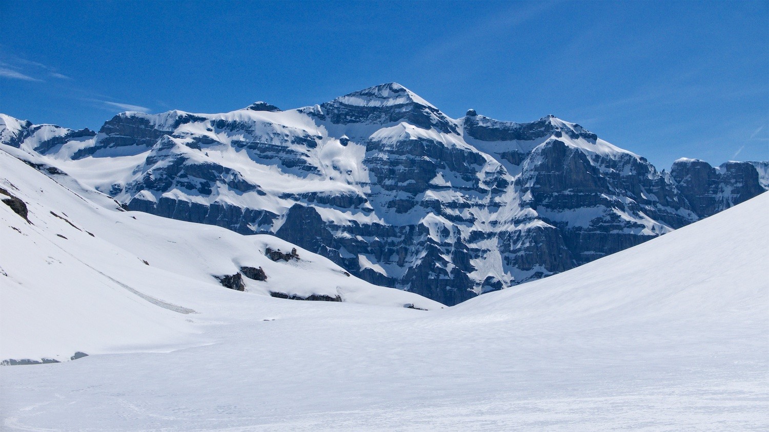 Le Tenneverge est toujours devant le lac de la Vogealle