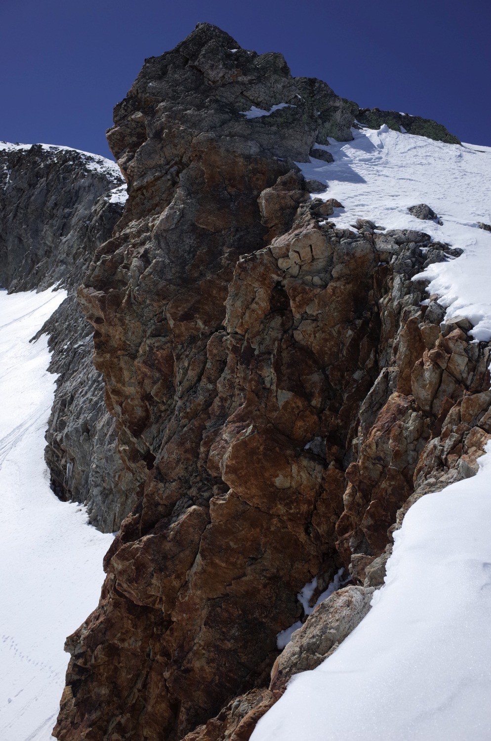 Au 1er plan, le passage inférieur pour accès au Glacier du Rochail