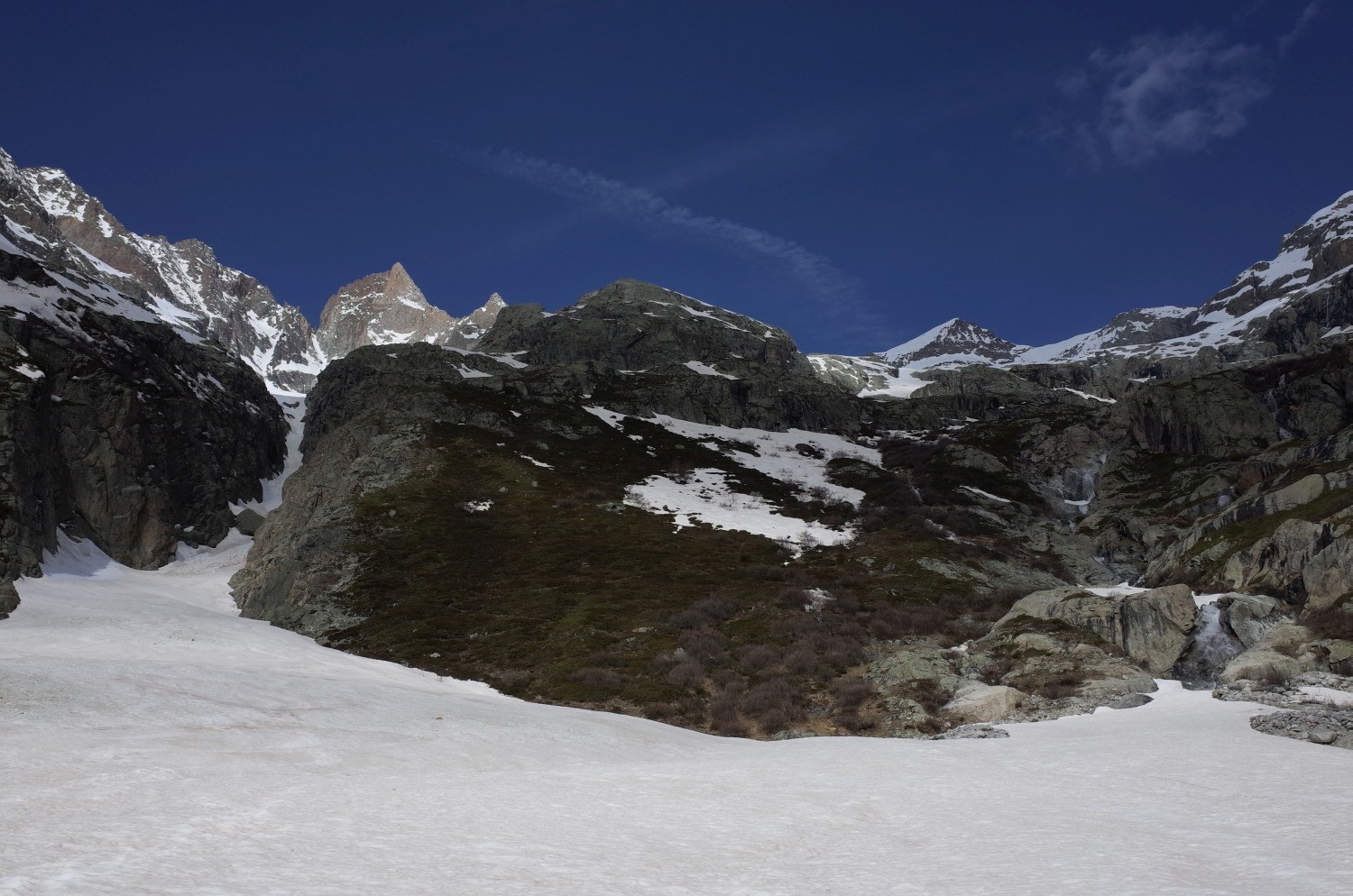 Vers 2000m avec le Cros d'Aréna à gauche