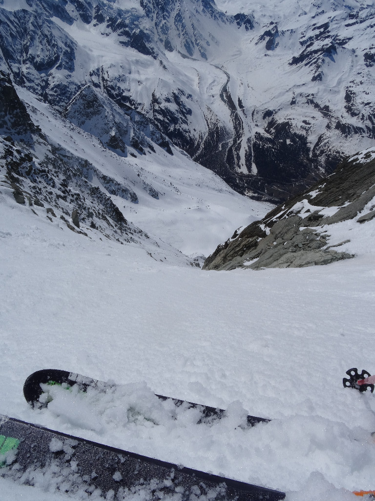 Beau ski sur une belle moquette
