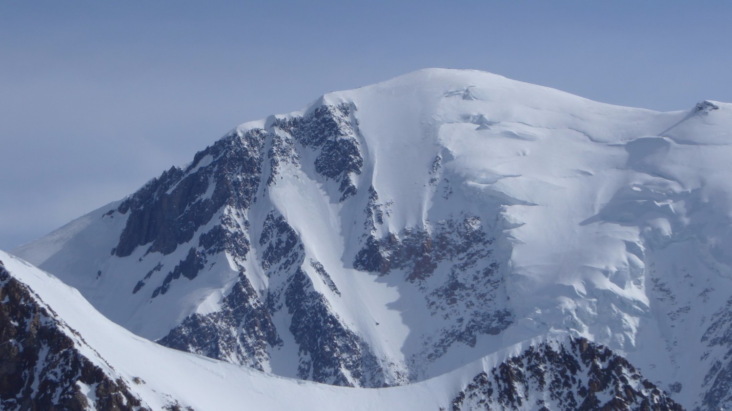 Mont Blanc Face S, on voit les gens qui montent sur arrêt des Bosses!