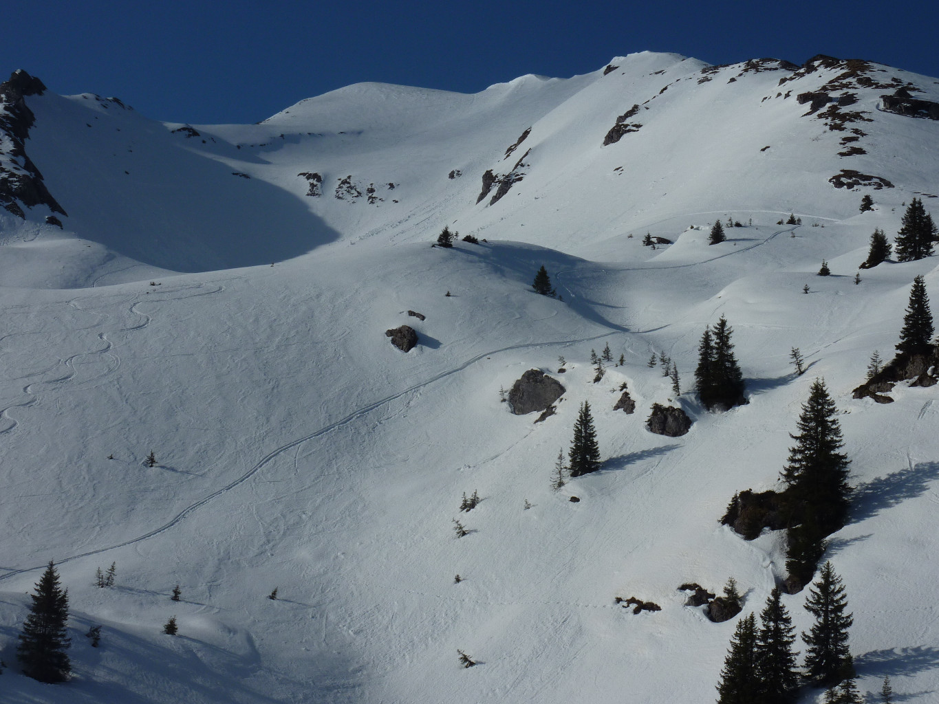 Traces de l'engin, jusqu'au sommet...