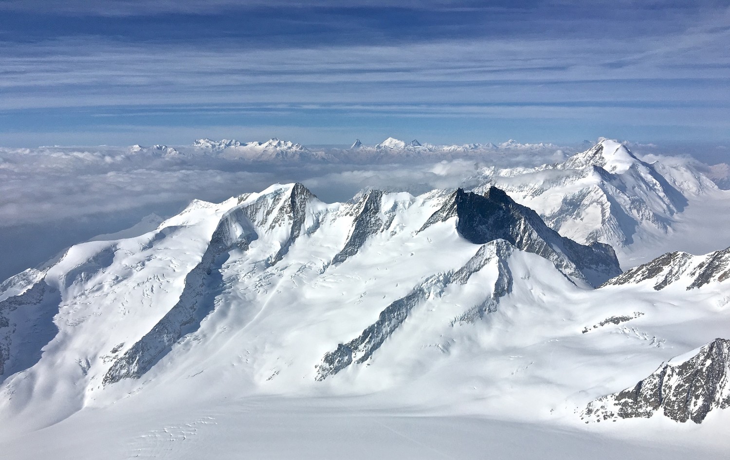 Les Valaisannes qui pointent le bout de leur nez en arrière plan