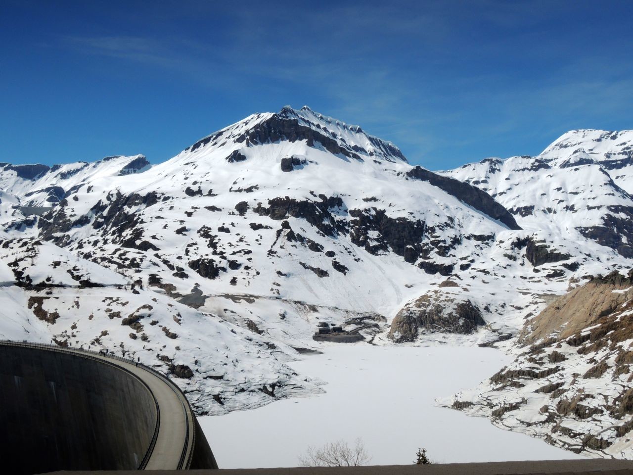 Le lac exceptionnellement enneigé