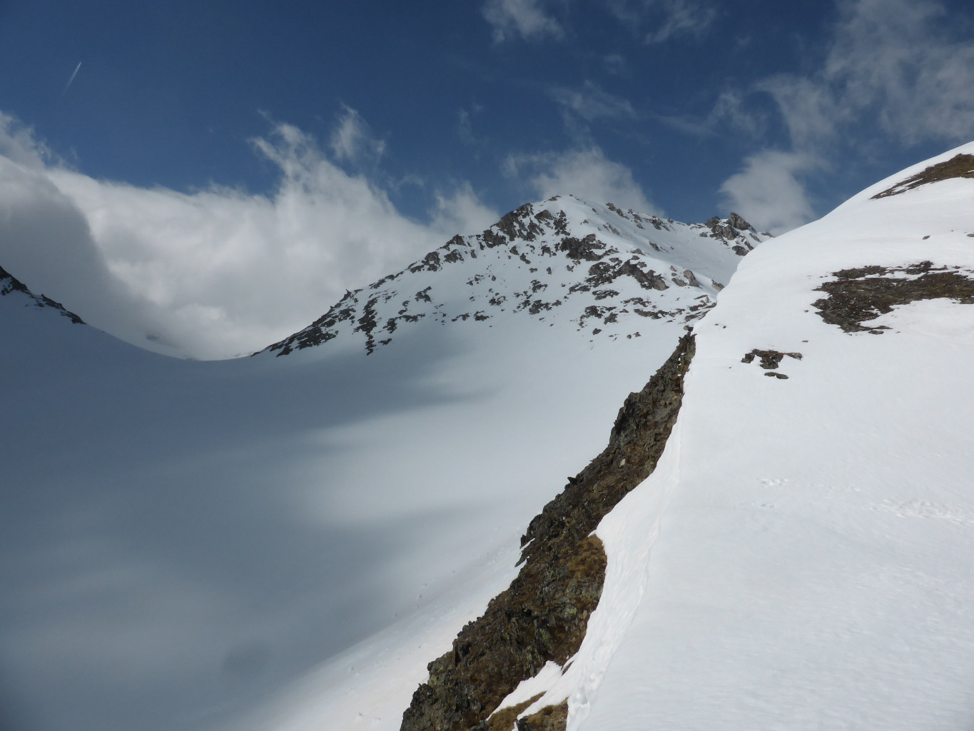 Au collet au NW du pt 2647. Col du Vallonnet à gauche, Roc du Blanchon au milieu