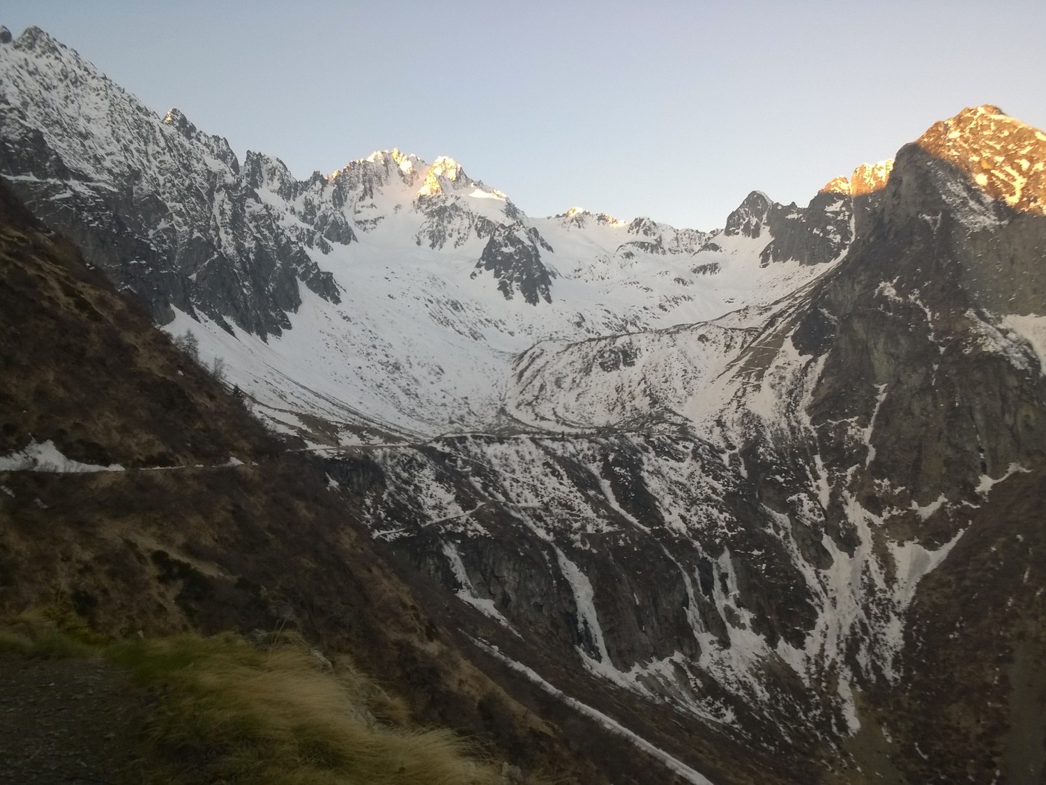Vista dell'itinerario dal sentiero verso la conca di Pozzuolo