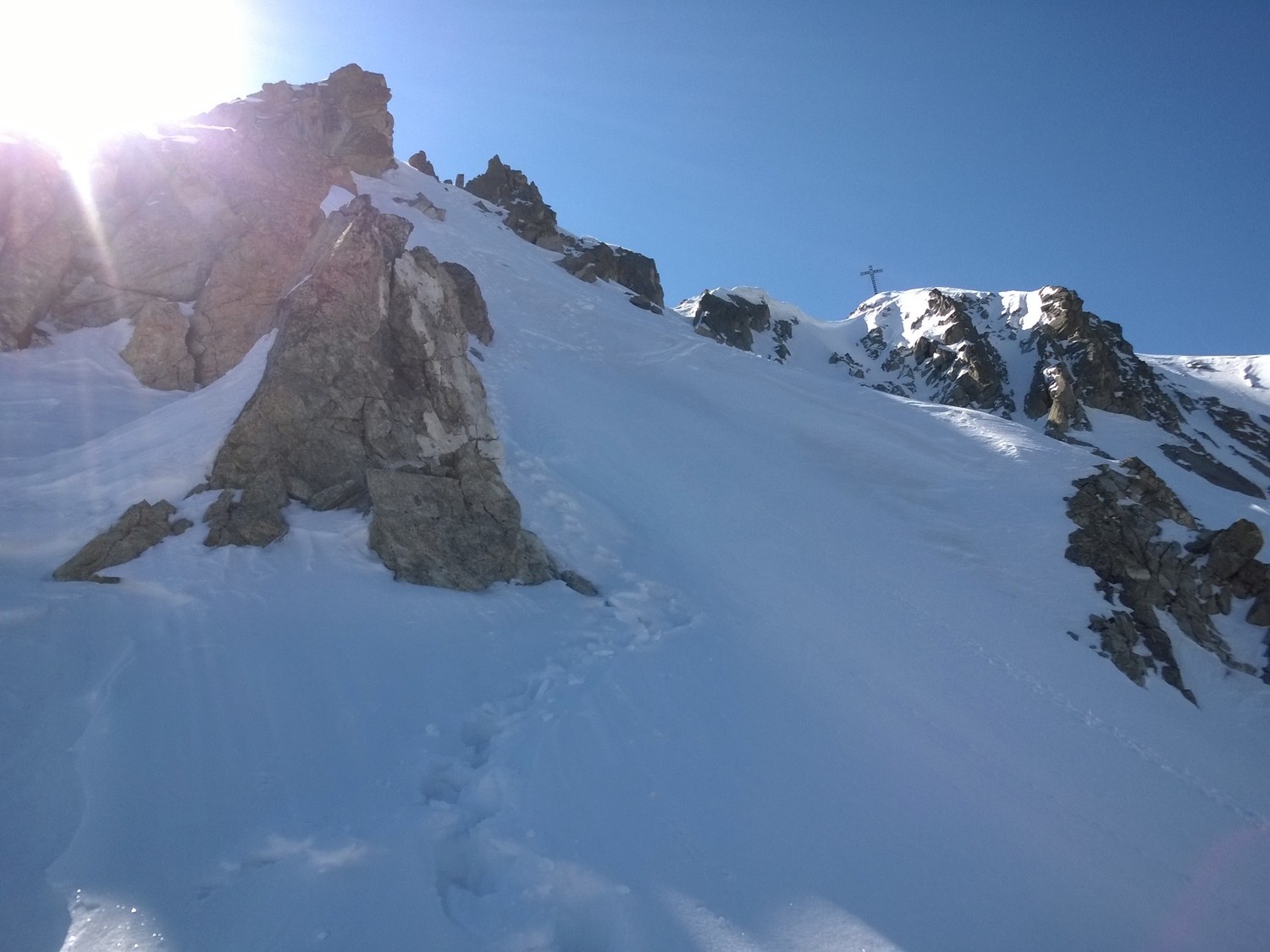 La croce di vetta vista dallo sbocco del canale