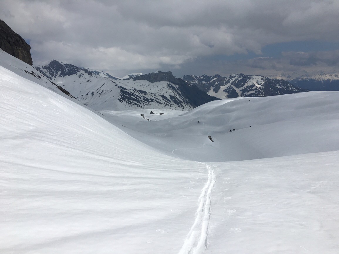 Regard en arrière pendant remontée vers glacier de Tsanfleuron: au fond Arpelistock, arête de l'Arpilleen conditions bôf, col du Sanetsch