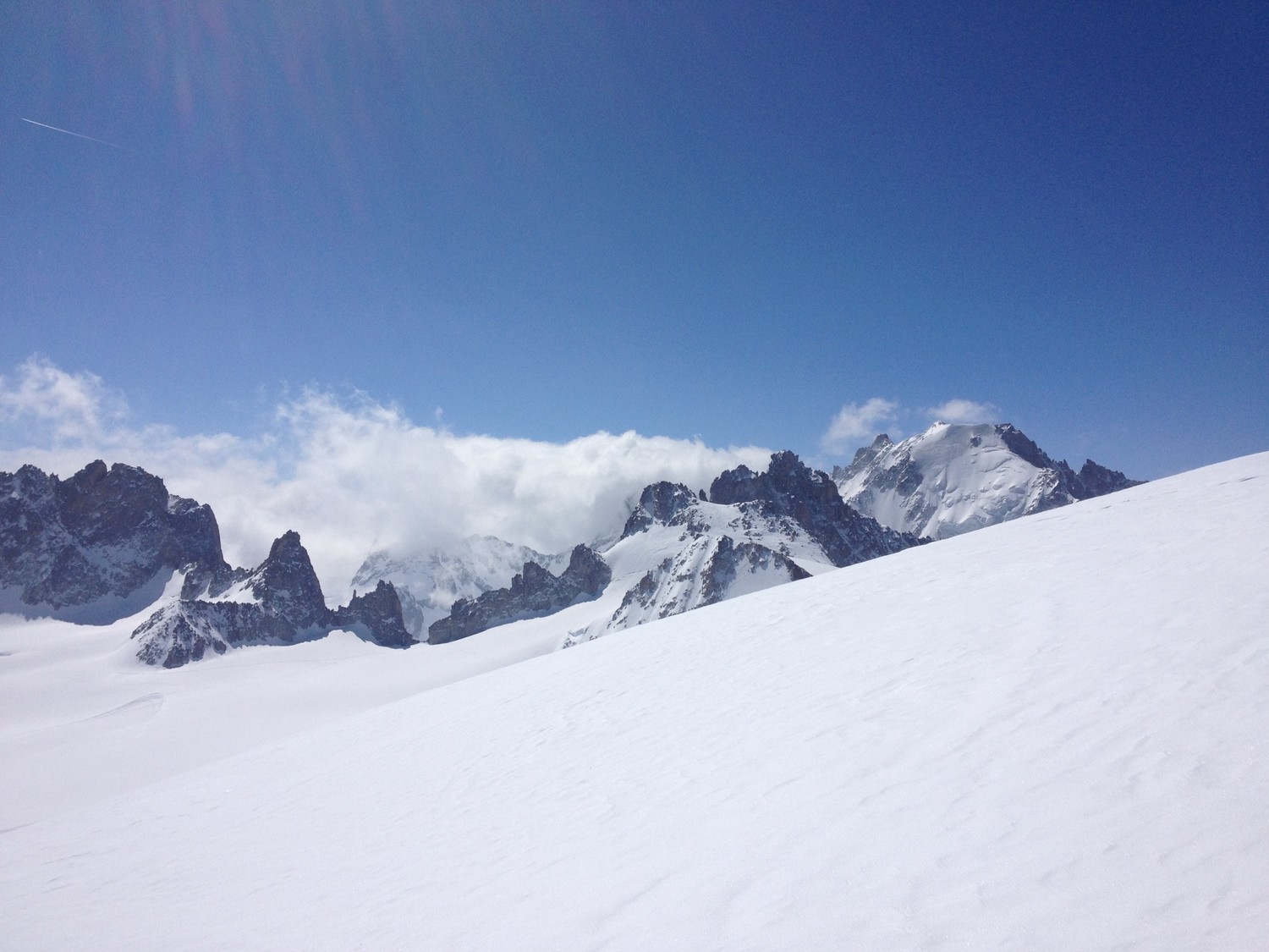Aigs Dorées, à gauche - Aig du Chardonnet, à droite