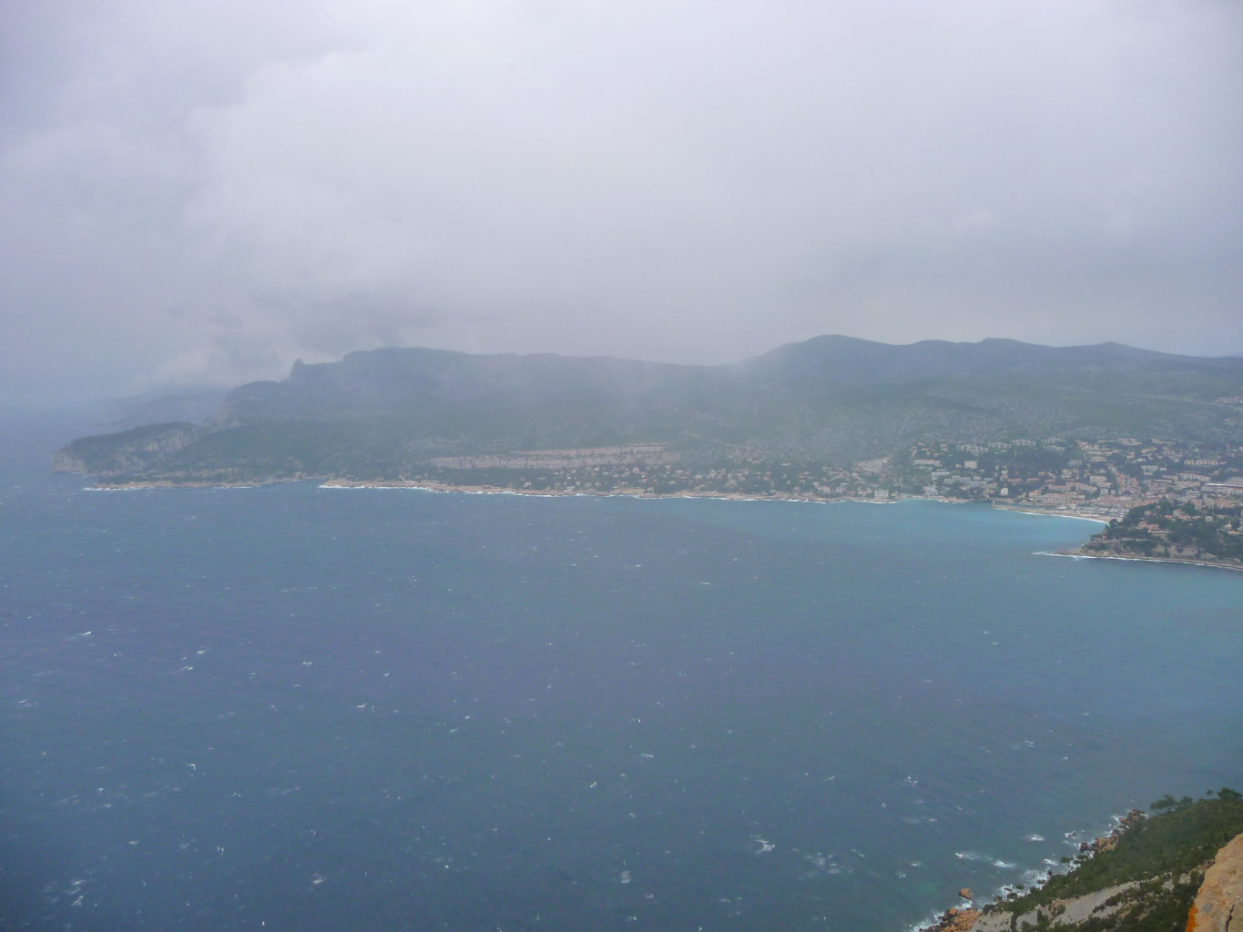 Calanques dans la brume