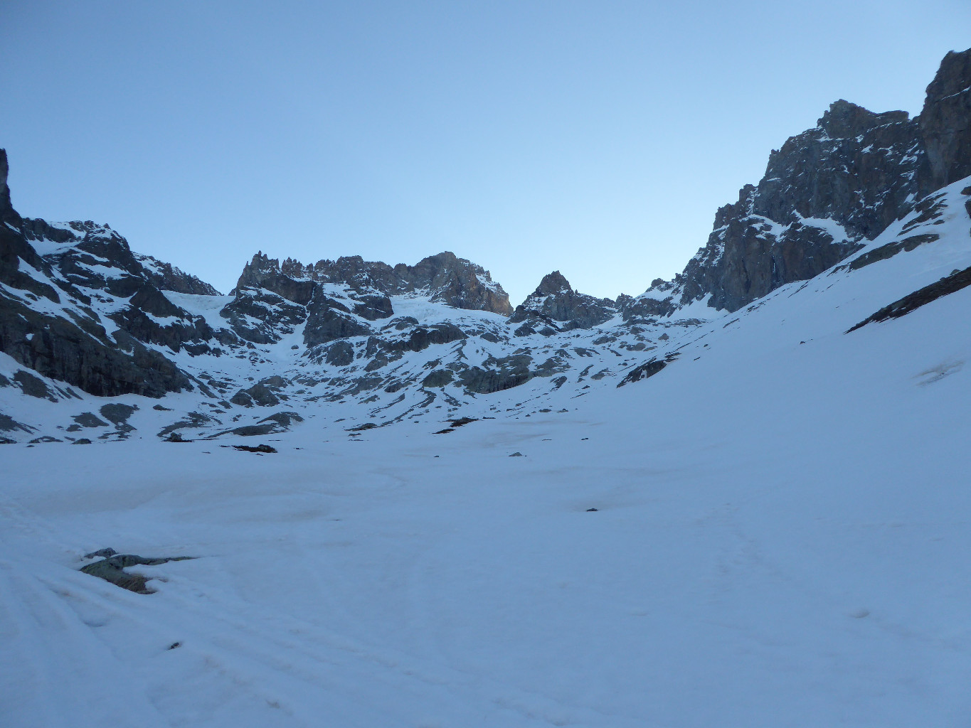 Le vallon de la pilatte avec le dôme de neige des Ecrins