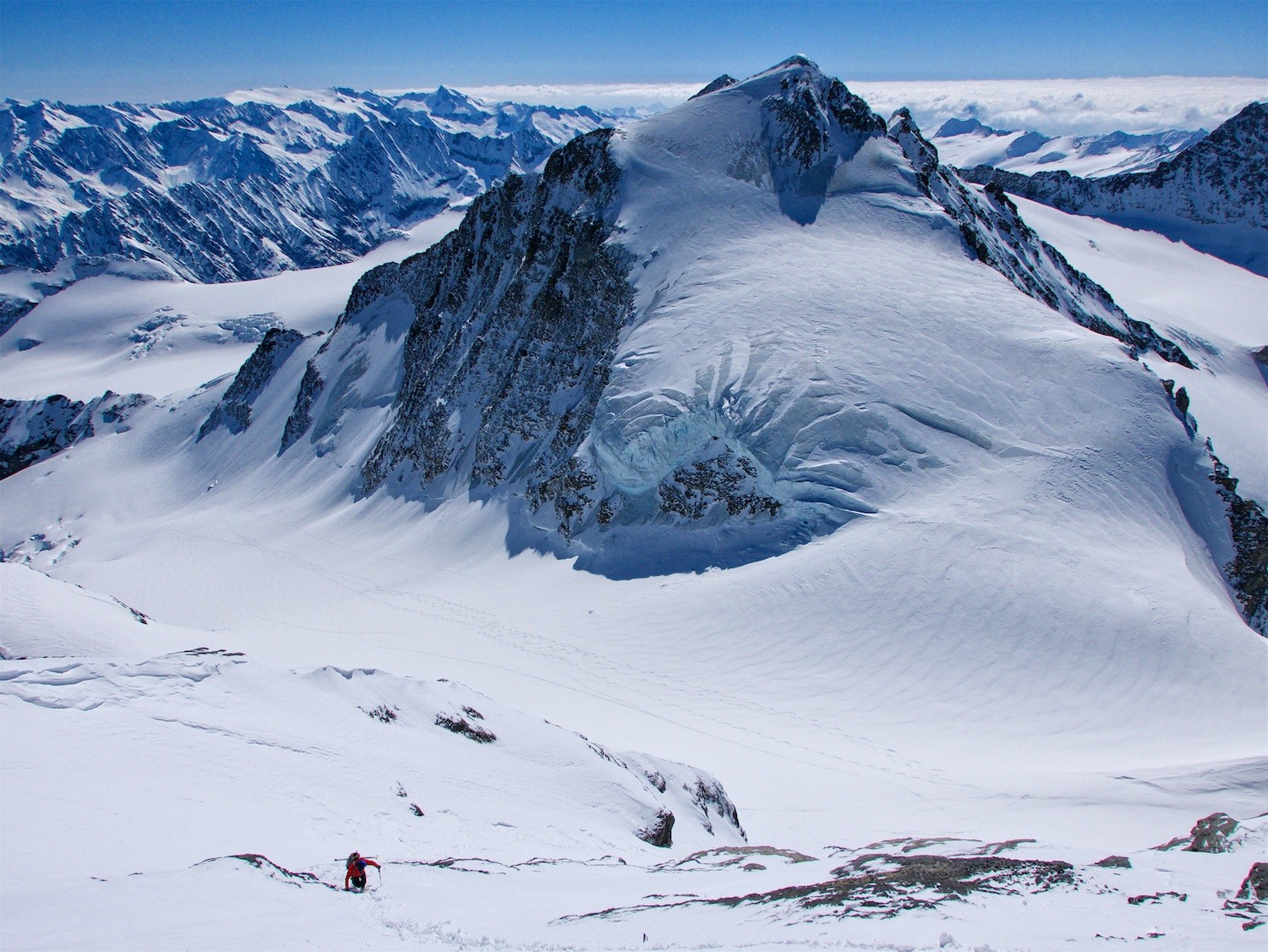 Derniers mètres dans le couloir SE du Wetterhorn sur fond de Mittelhorn