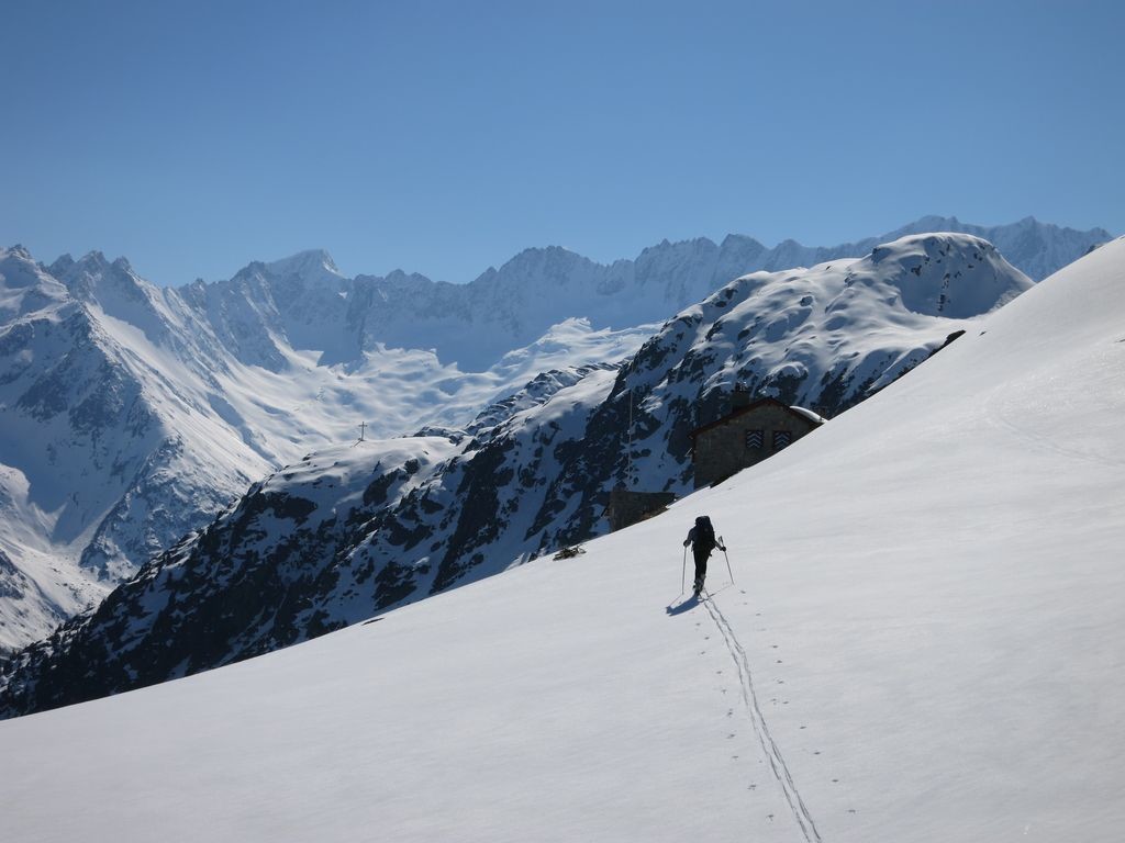 Arrivée à Salbit Hütte, sommets du Dammastock au loin