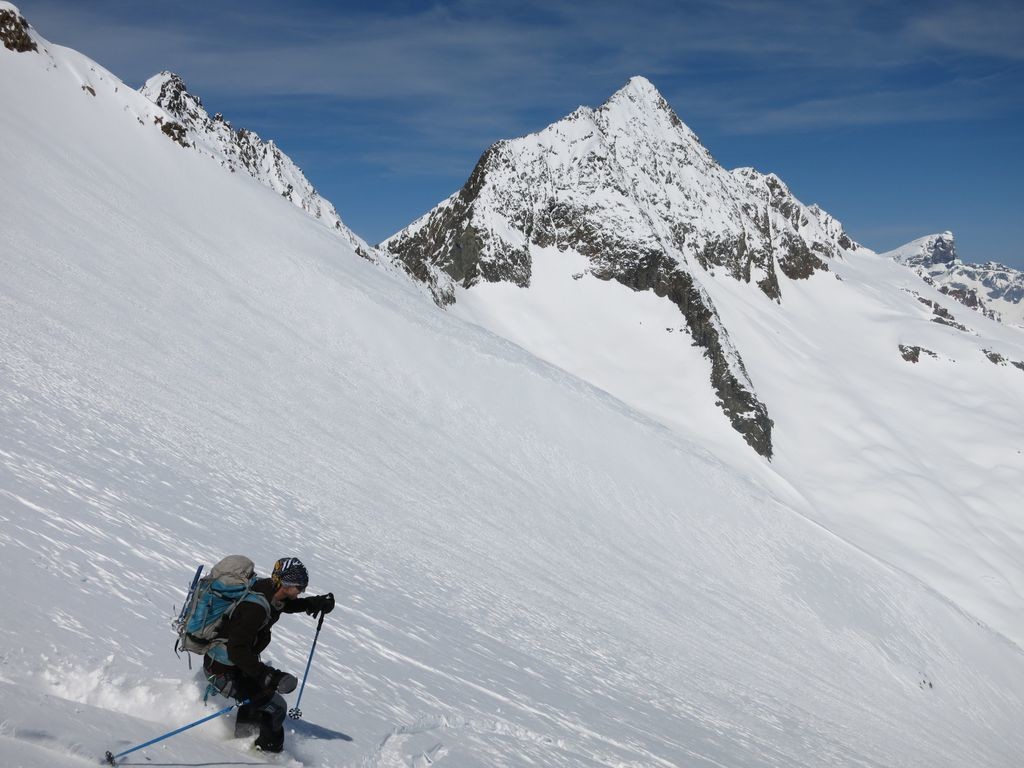 Descente sur le Kartigelfirn, le Fleckistock à l'arrière plan