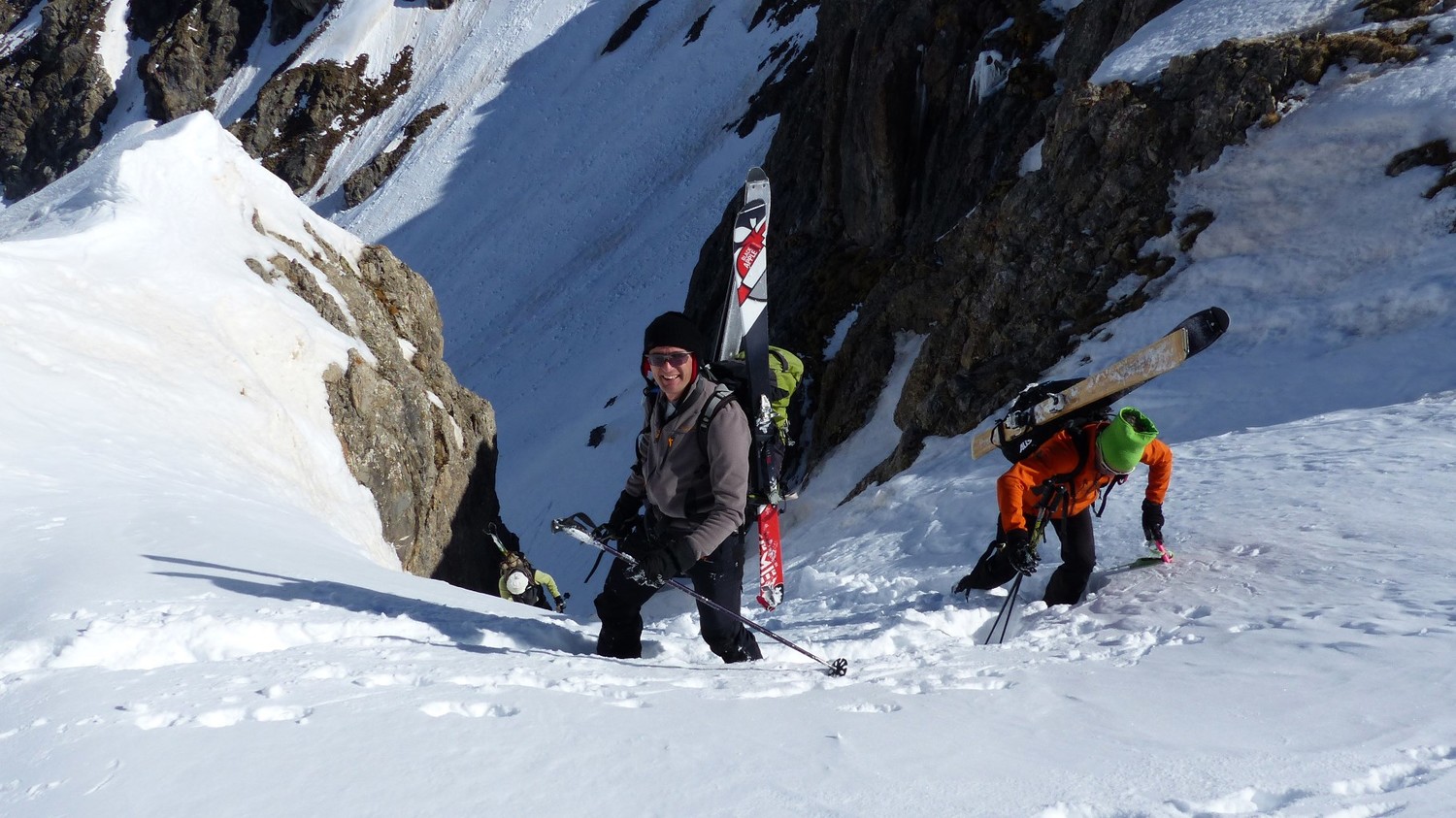 En haut de la cheminée.