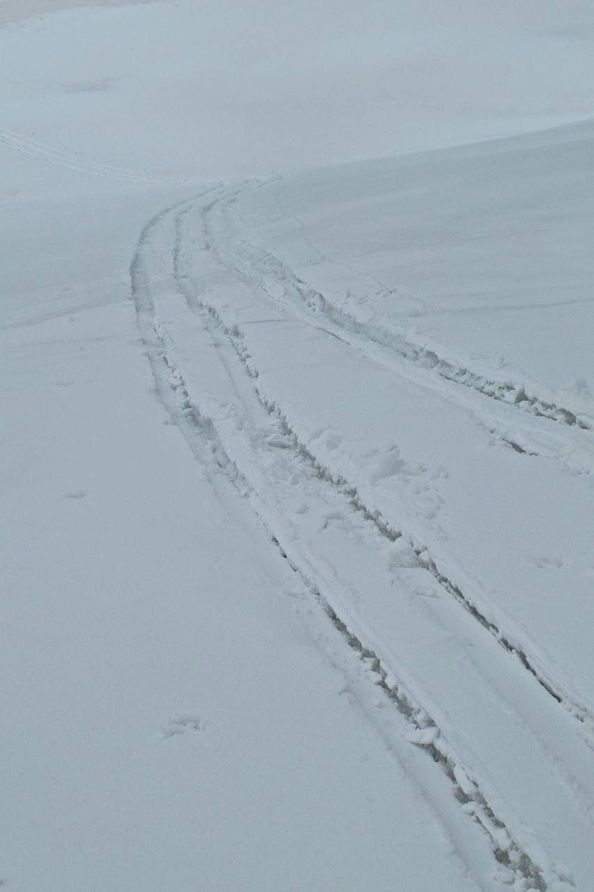 Traces de descente. Pas vraiment de la poudreuse.
