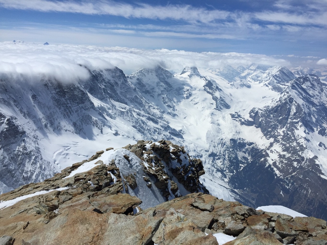 Sommet : on a intérêt à descendre vite, les nuages arrivent !