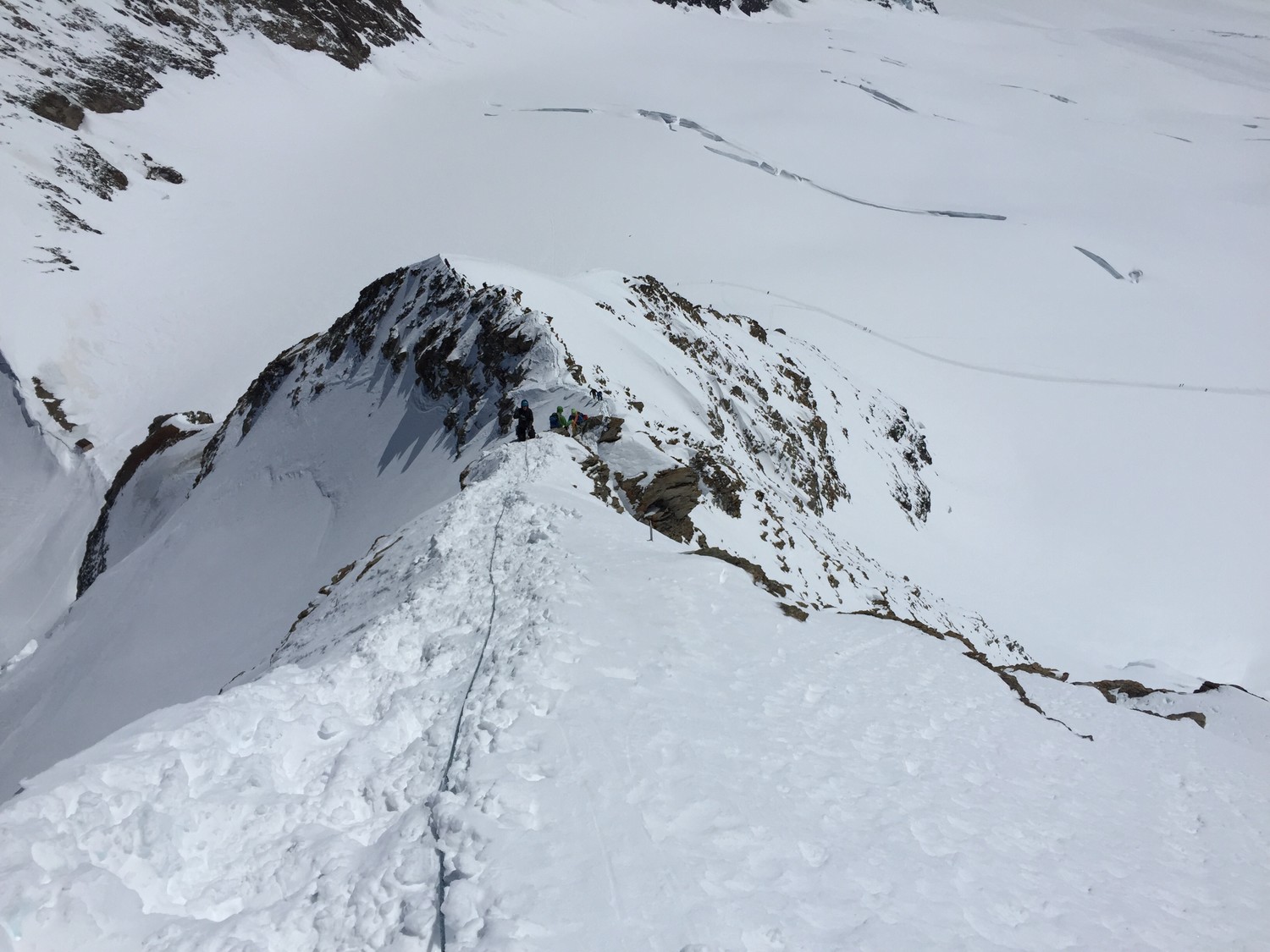 Sous l'arête sommitale