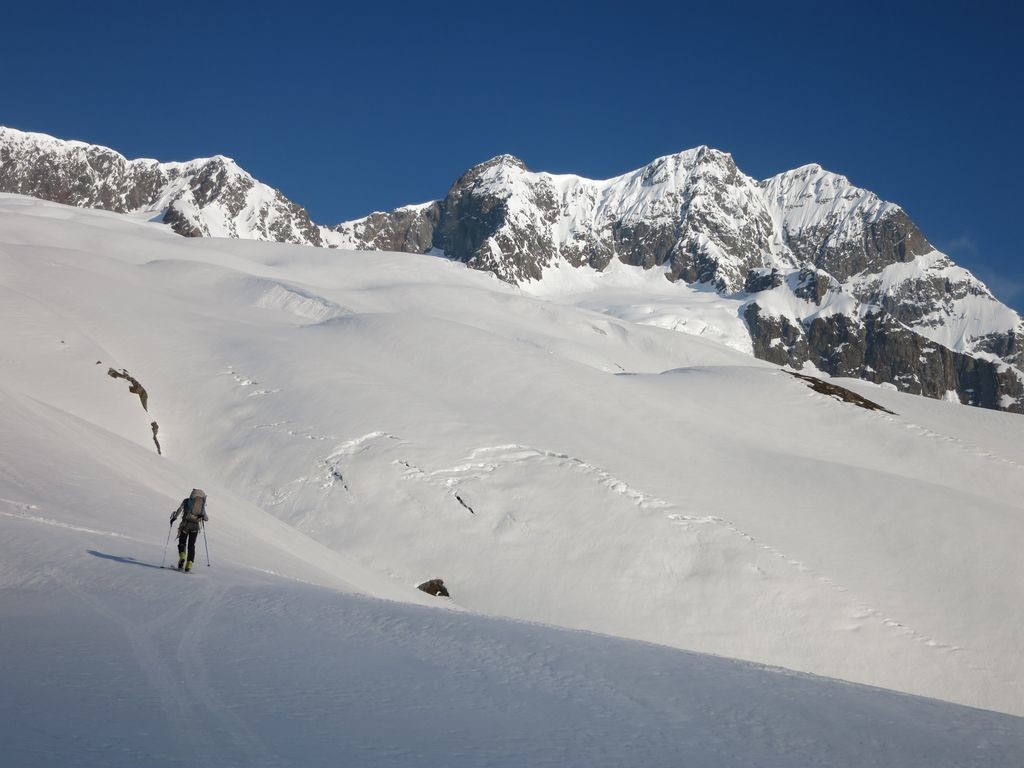 Montée à Chelenalplücke sur le Flachensteinfirn