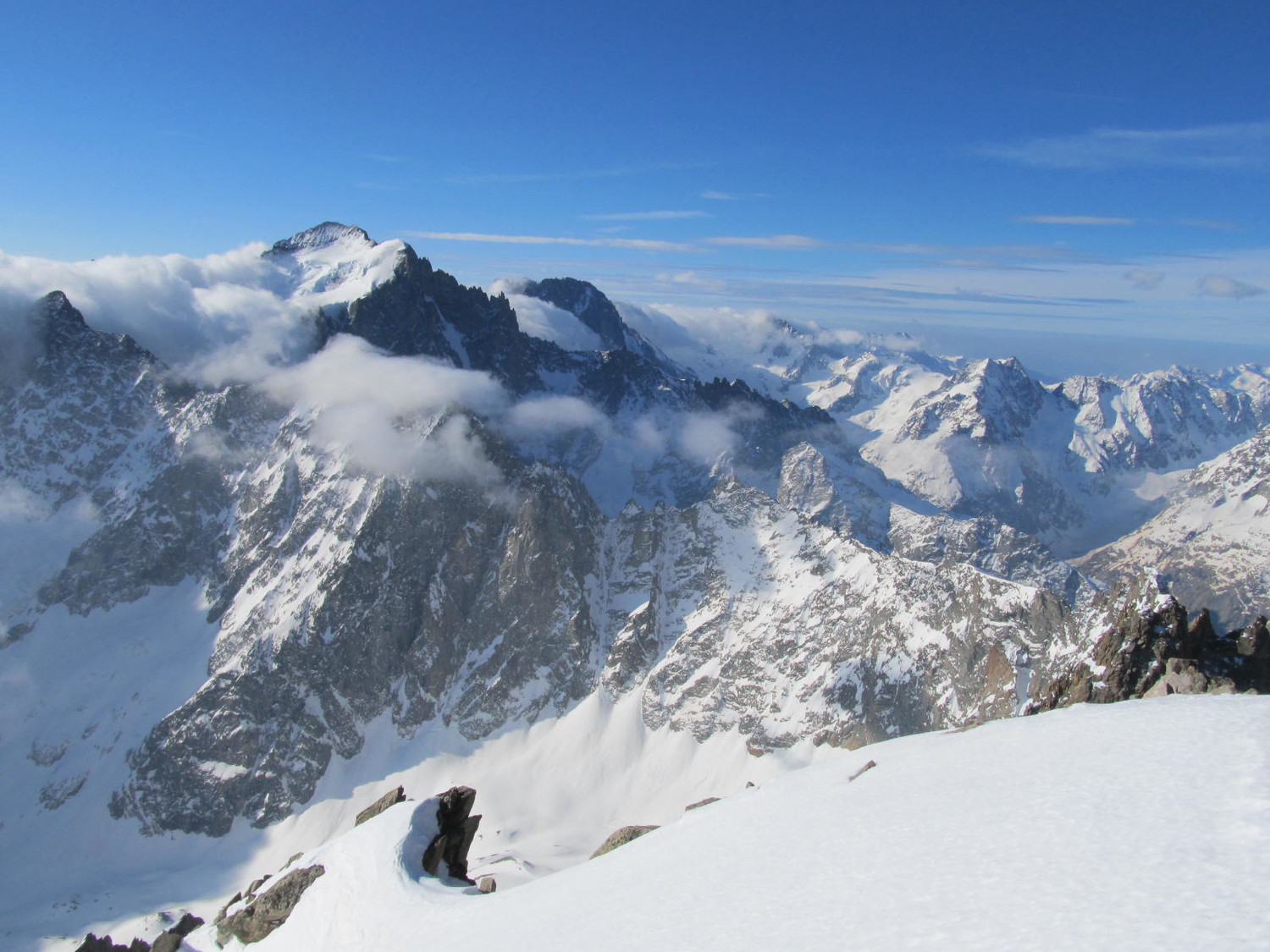 Du sommet vers Barre des Ecrins, Ailefroides, Pilatte...