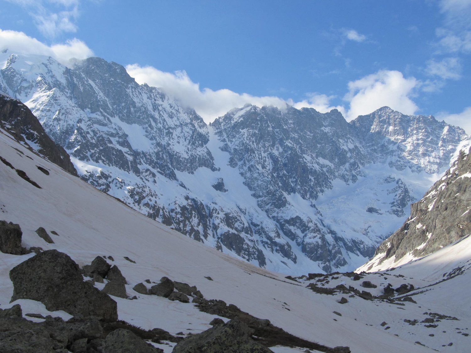 Au centre, couloir du col de la Roche Faurio