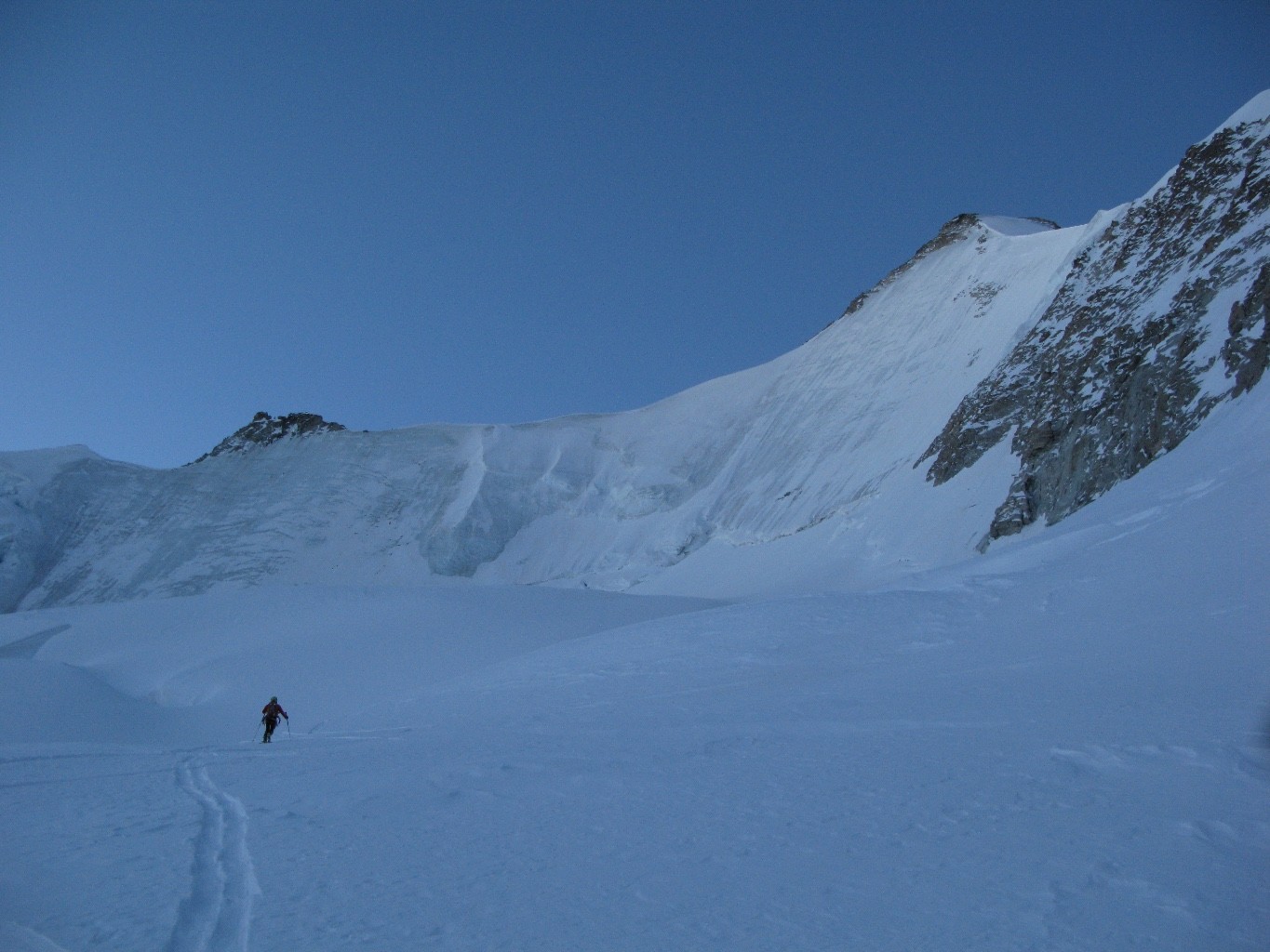 Verso la base della parete