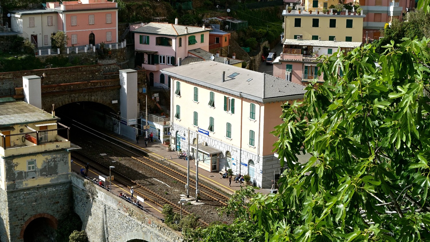 La gare de Riomaggiore entre 2 tunnels