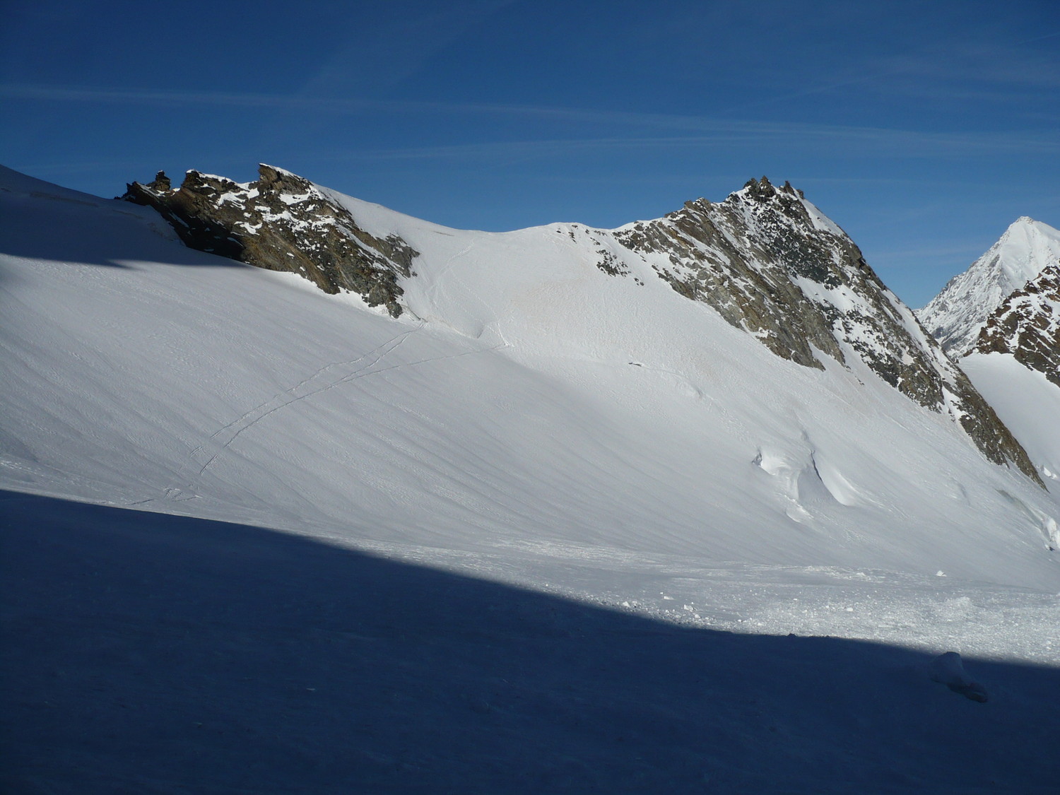 col où débouche le couloir suivi derrière
