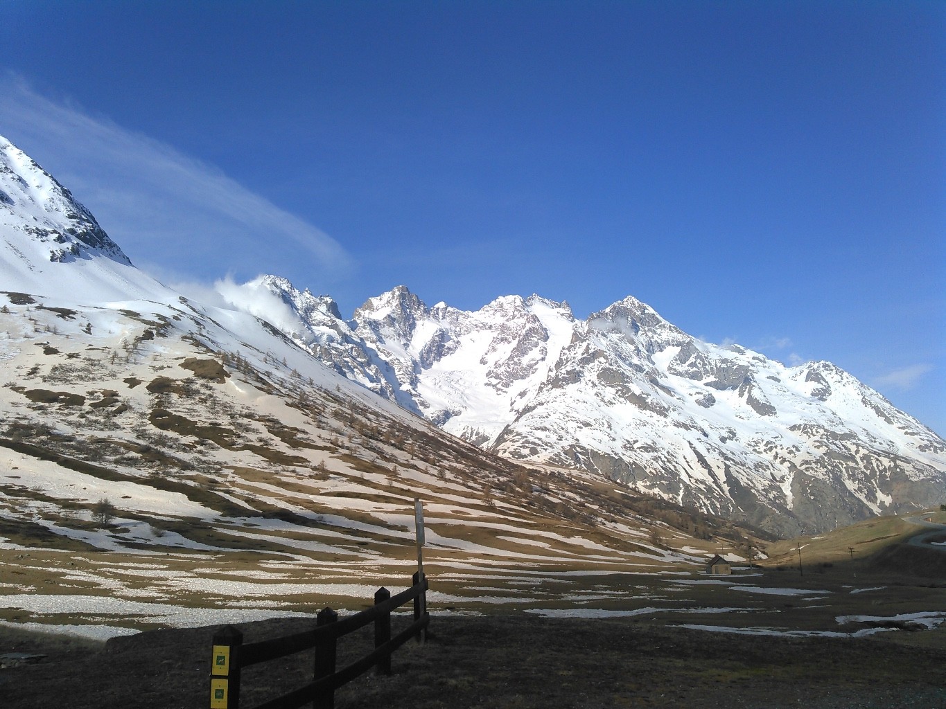 Départ juste sous le col, 100m sur les névés avant de chausser