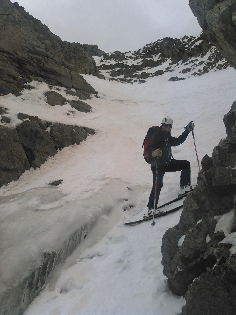 Dans le passage étrait.