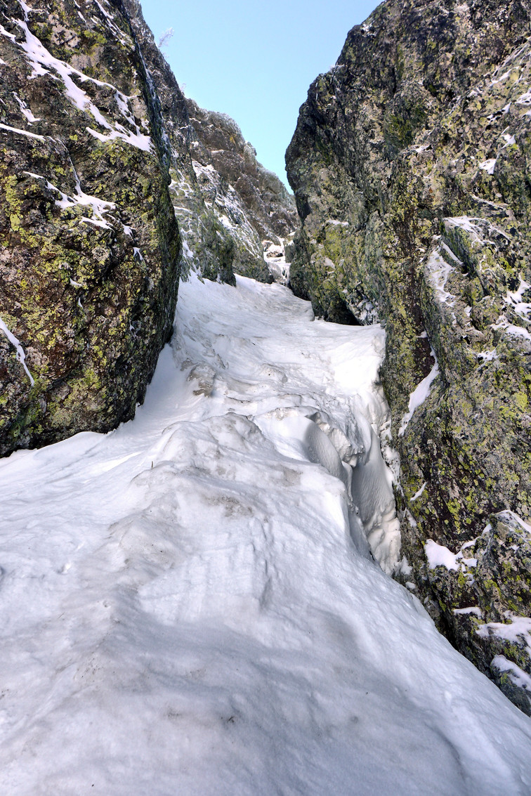 L'attaque de la goulotte est en bonne neige.