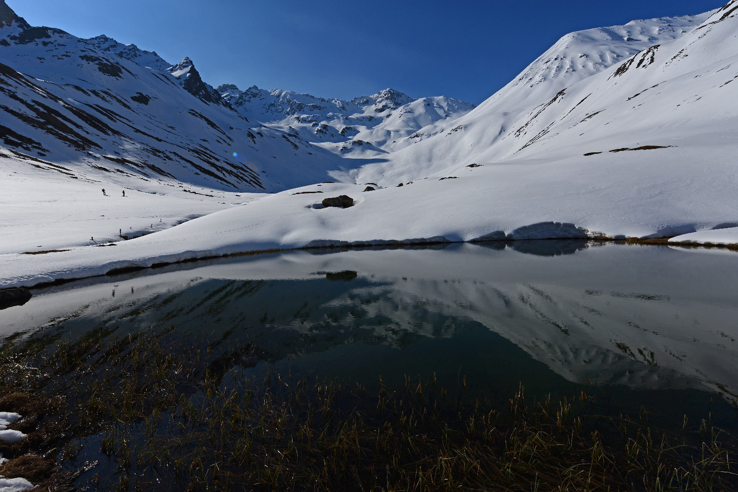 il minuscolo laghetto del Grüensee 2197m