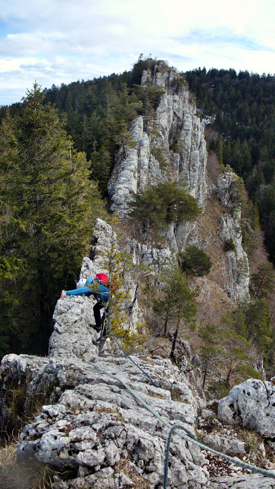 Yann sur le "Rasoir" et tout en haut, la Croix qui surplombe l'arête.