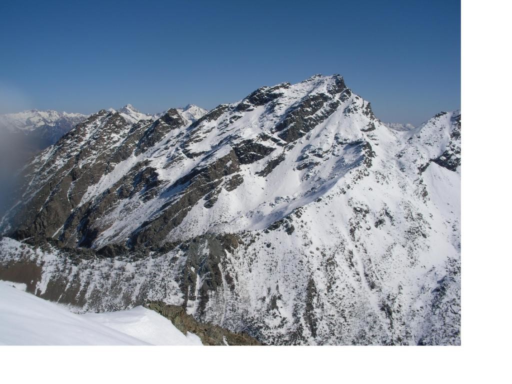 Il Mont Ruvic visto dalla vetta del Mont Emilius nel mese di aprile