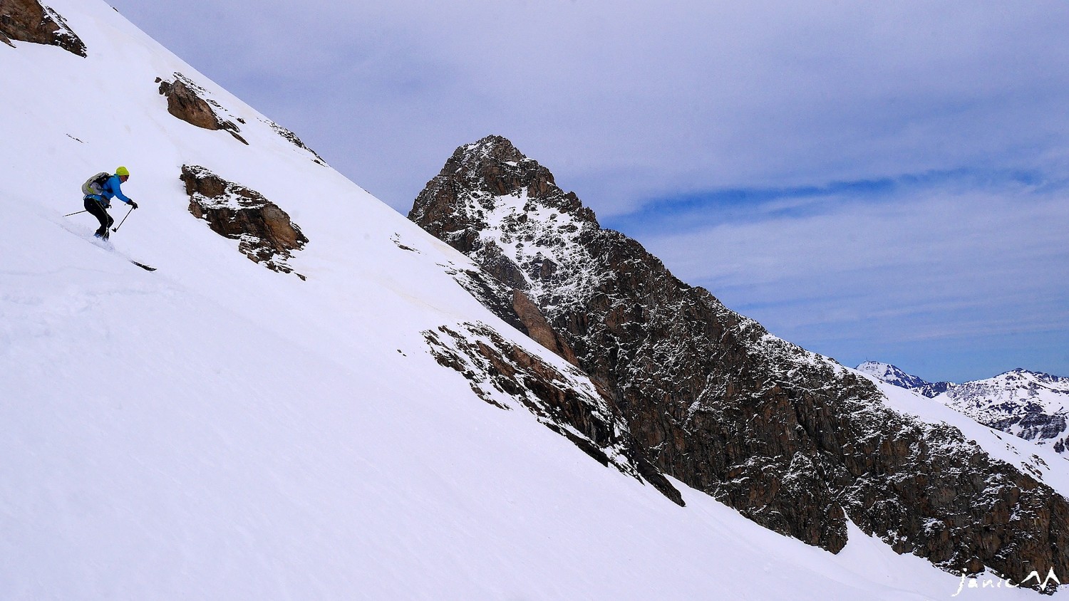 Josiane devant le Cylindre d'Estaragne
