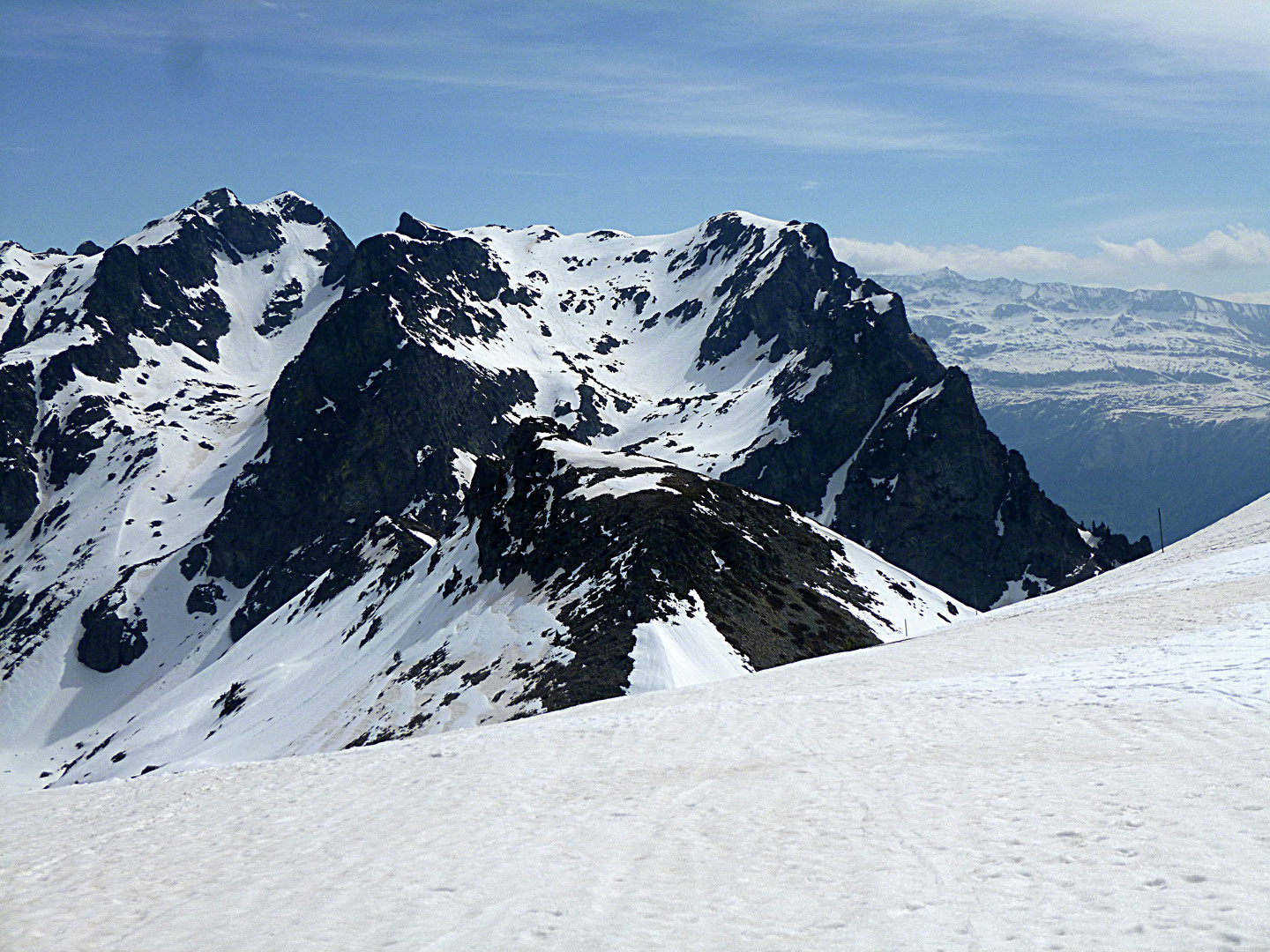 Depuis la Croix de Chamrousse, vue sur Le Sorbier, Les Vans, et au fond à droite Le Pic Blanc (Alpe d'Huez)