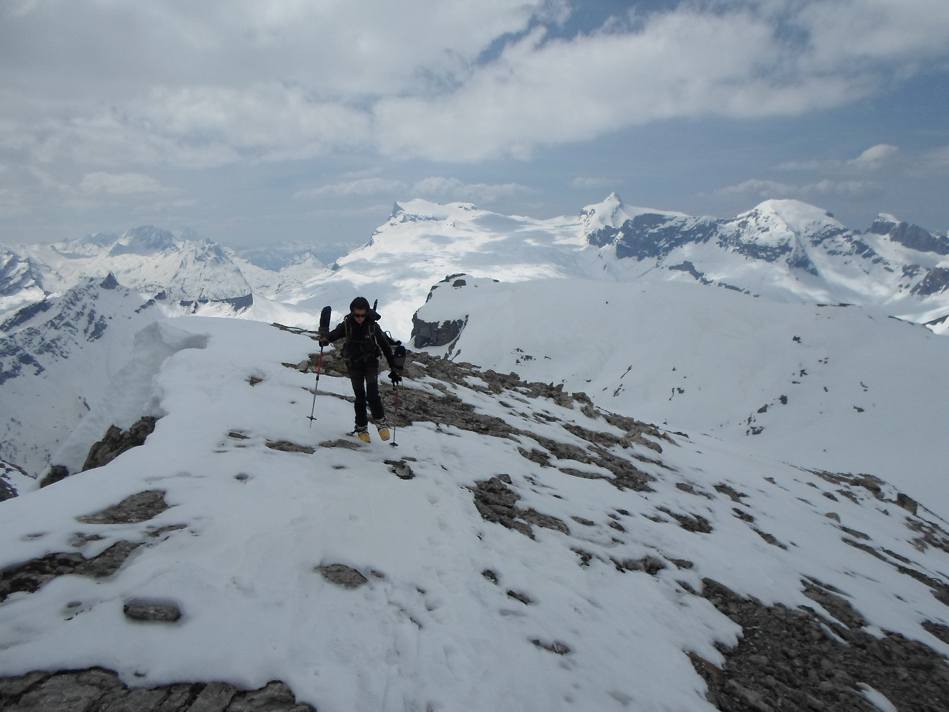 Gli ultimi metri di cresta verso la vetta de Le Serac. Sullo sfondo il Massiccio delle Diablerets