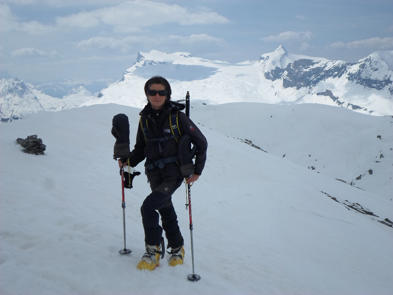 In vetta al Le Serac sullo sfondo il Massiccio delle Diablerets.