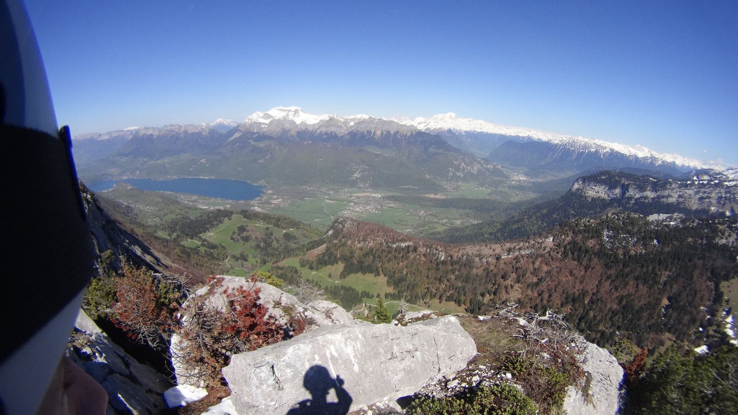 Au sommet, on apercoit le Mont Blanc et le Lac d'Annecy