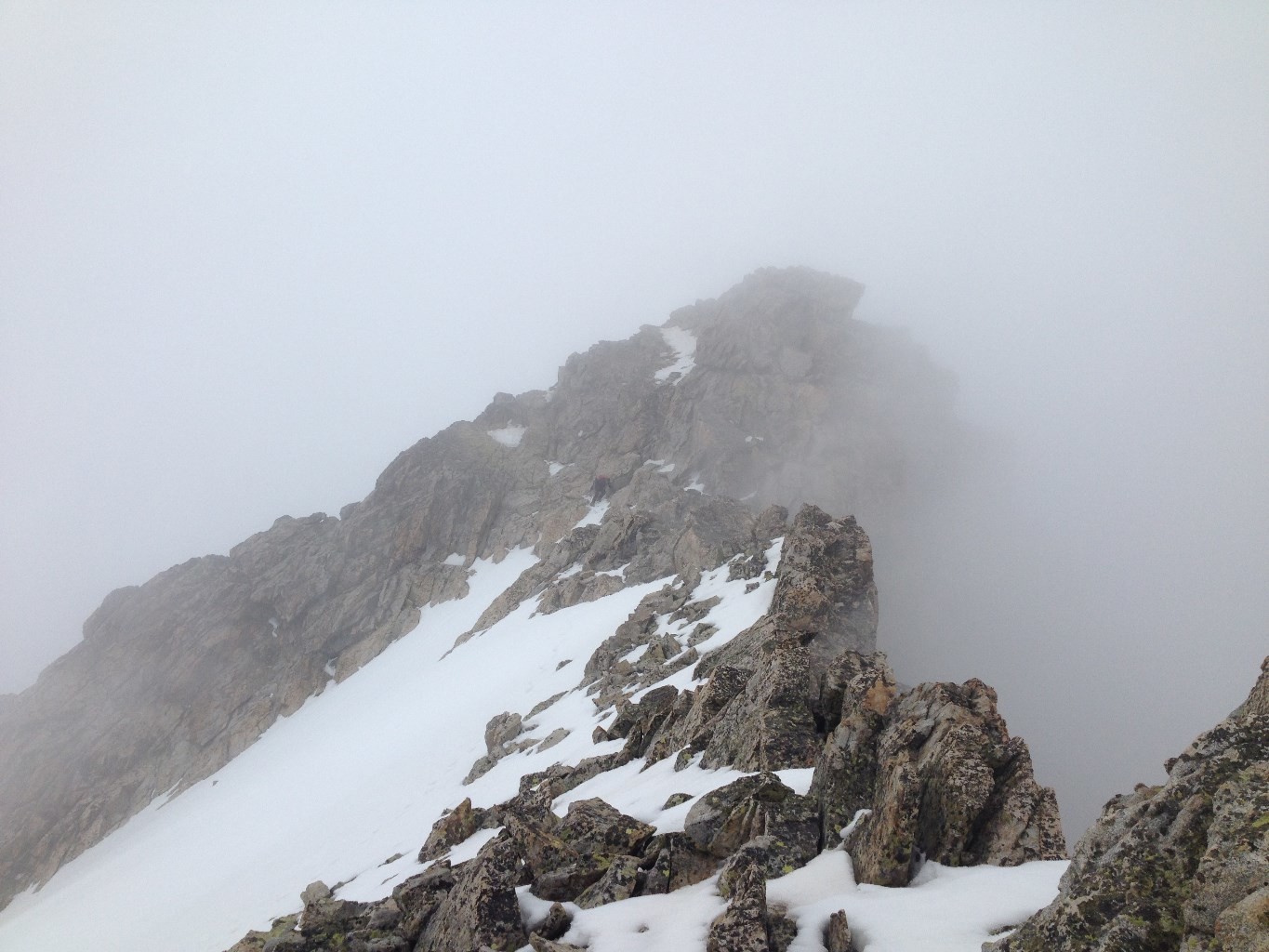 Le bastion sommital, dans le brouillard