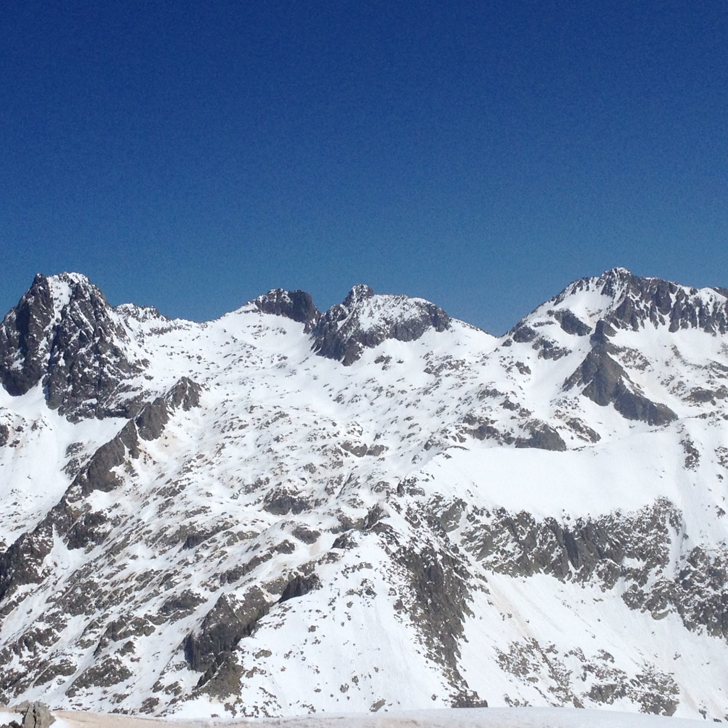 De gauche à droite : La Cima Nasta (3106m), la Cima del Baus (3087m),le Bastion (3047m) et la Cime Guillé (2999m)