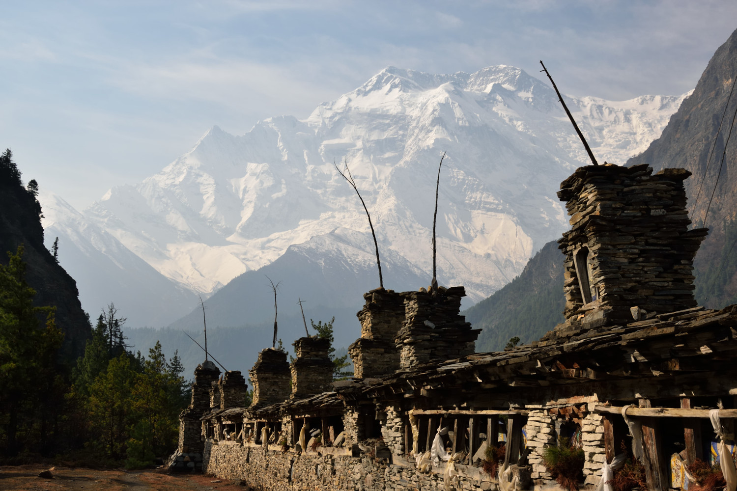 Entre Pisang et Braga, au fond l'Annapurna II (7925m)