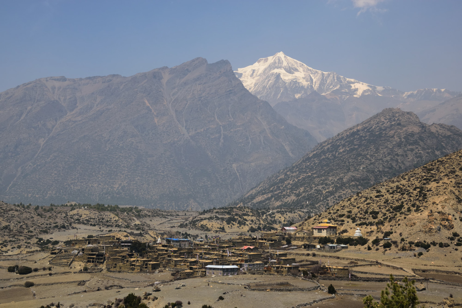 Ngawal (3650m), au fond le massif des Chulus