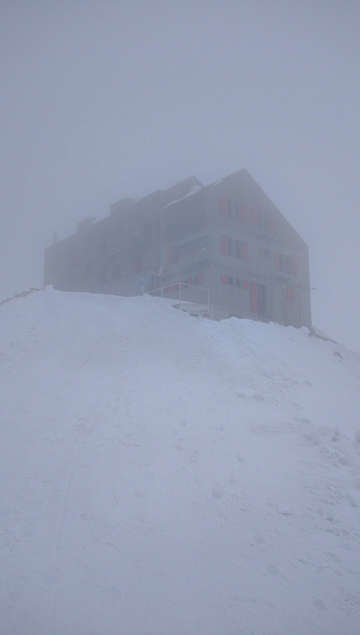 britannia hütte dans la brume