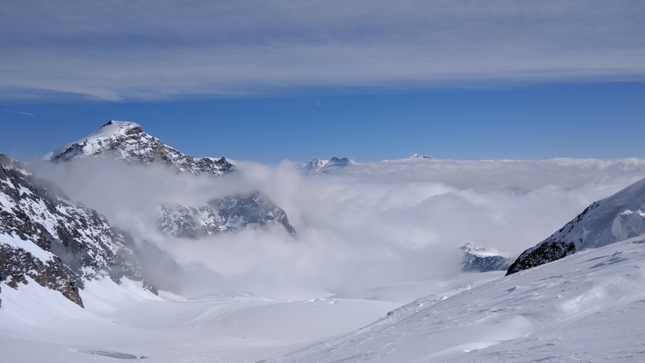 les nuages commencent à remplir la vallée