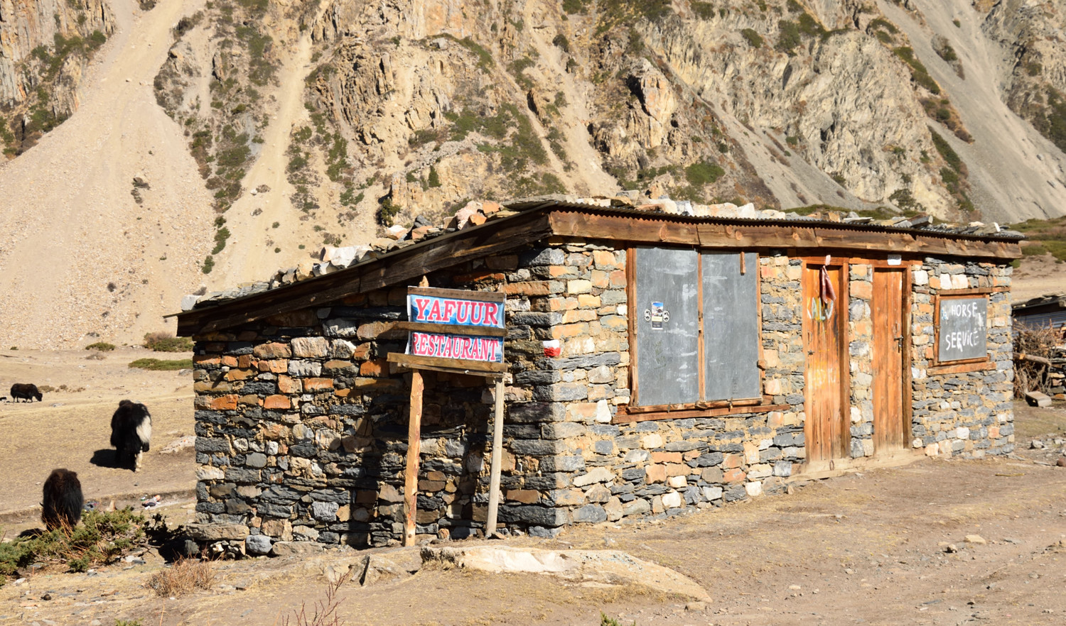 Entre Yak Kharka et Thorong Phedi. Va falloir aller au suivant pour boire un coup.