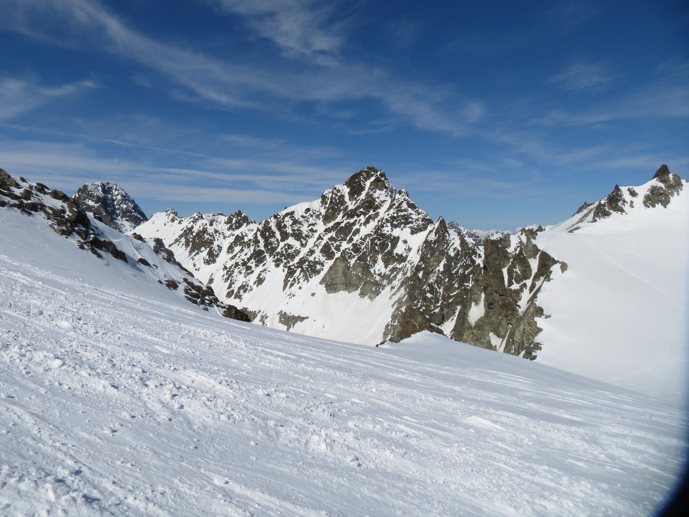 Dreiländerspitz, S face, and pass to Ochsenscharte (tracks on the right)