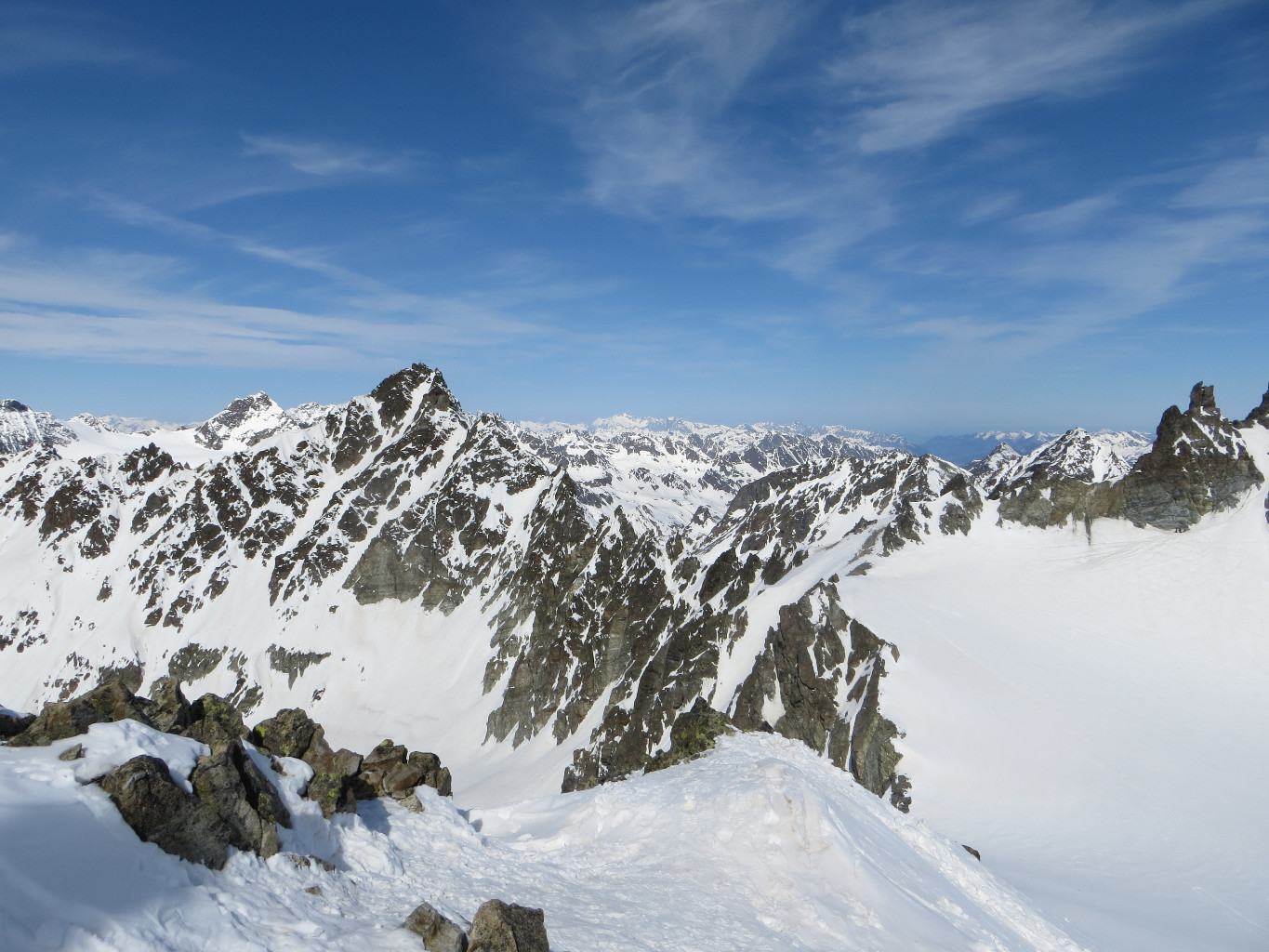 Dreiländerspitz, S face, and pass to Ochsenscharte (tracks on the right)